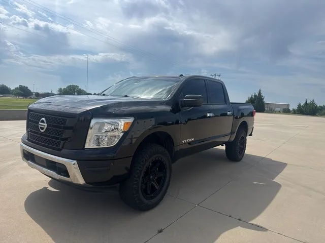 2021 Nissan Titan SV 4X4 Crew Cab's photo