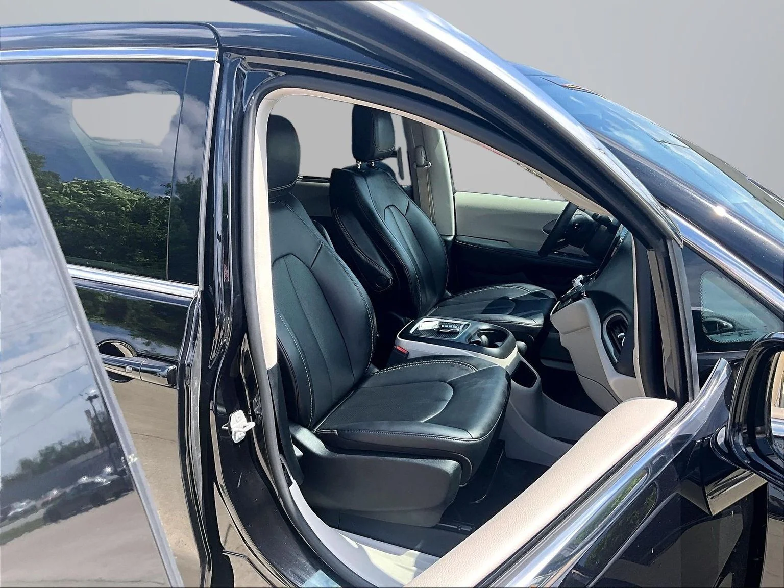 Used 2024 Black Chrysler Touring L image 8