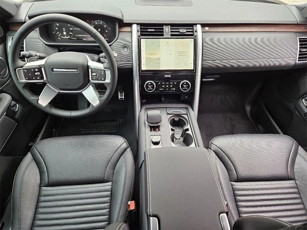 Used 2025 Black Land Rover Dynamic SE image 23