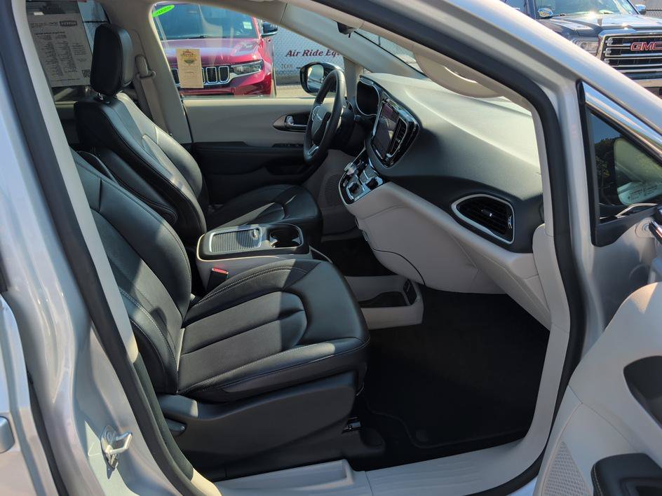 Used 2024 Silver Mist Clearcoat Chrysler Touring L image 12