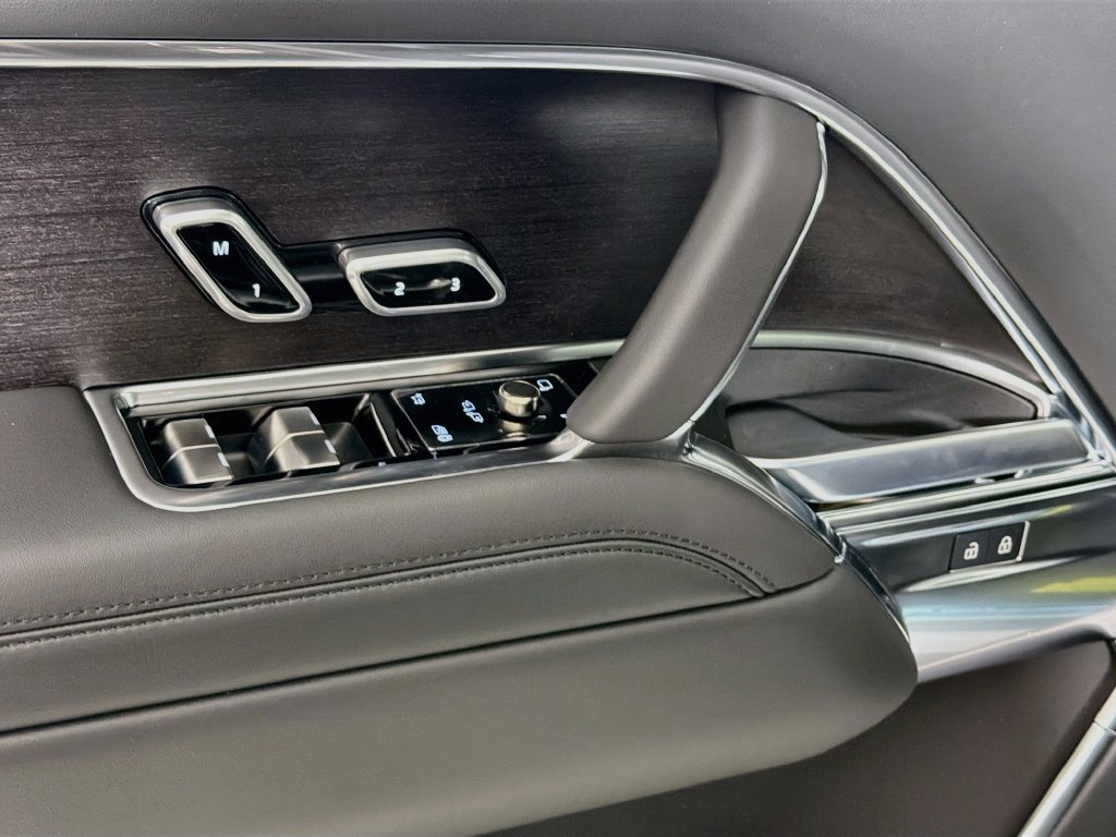 New 2027 Santorini Black Land Rover SE image 18