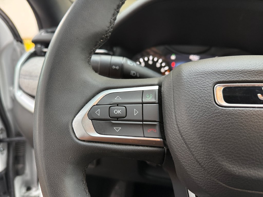 Used 2024 White Jeep Latitude image 24