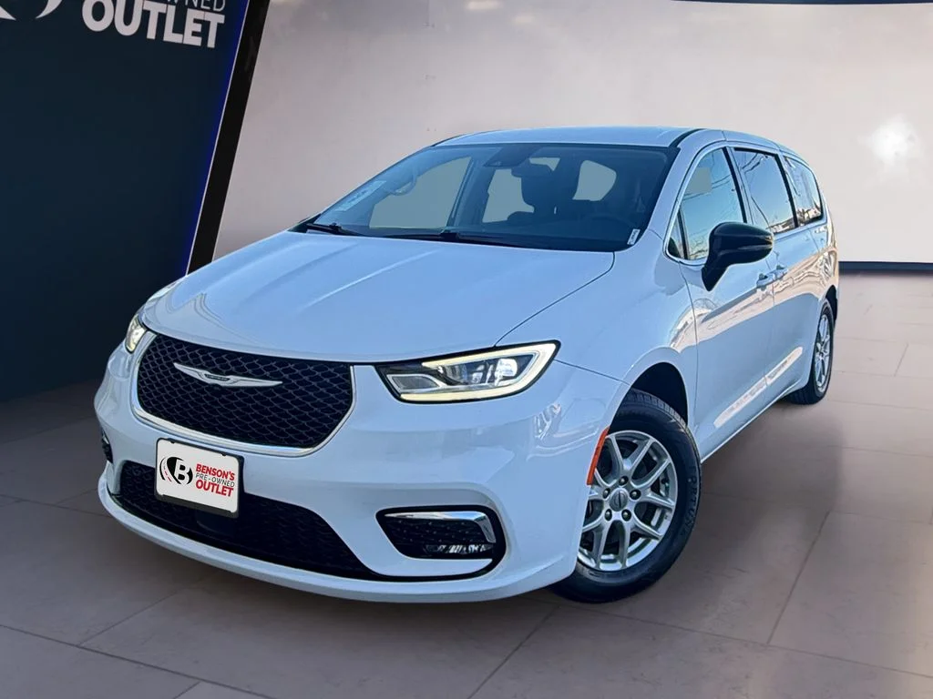 2024 Chrysler Pacifica Touring L's photo