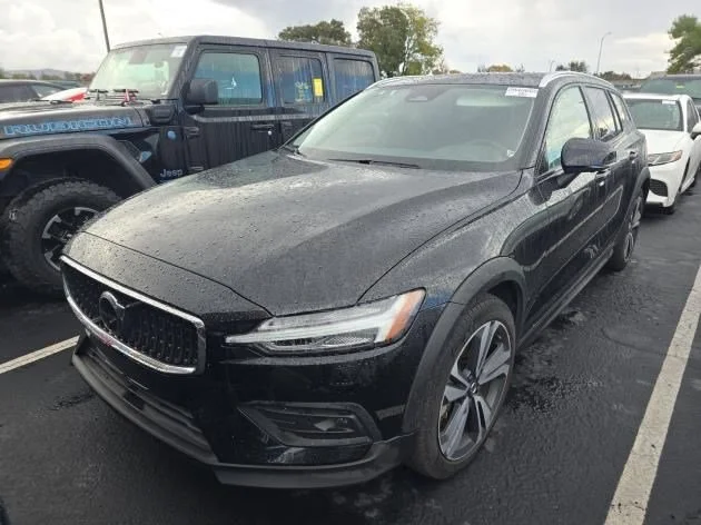 2025 Volvo V60 Cross Country's photo