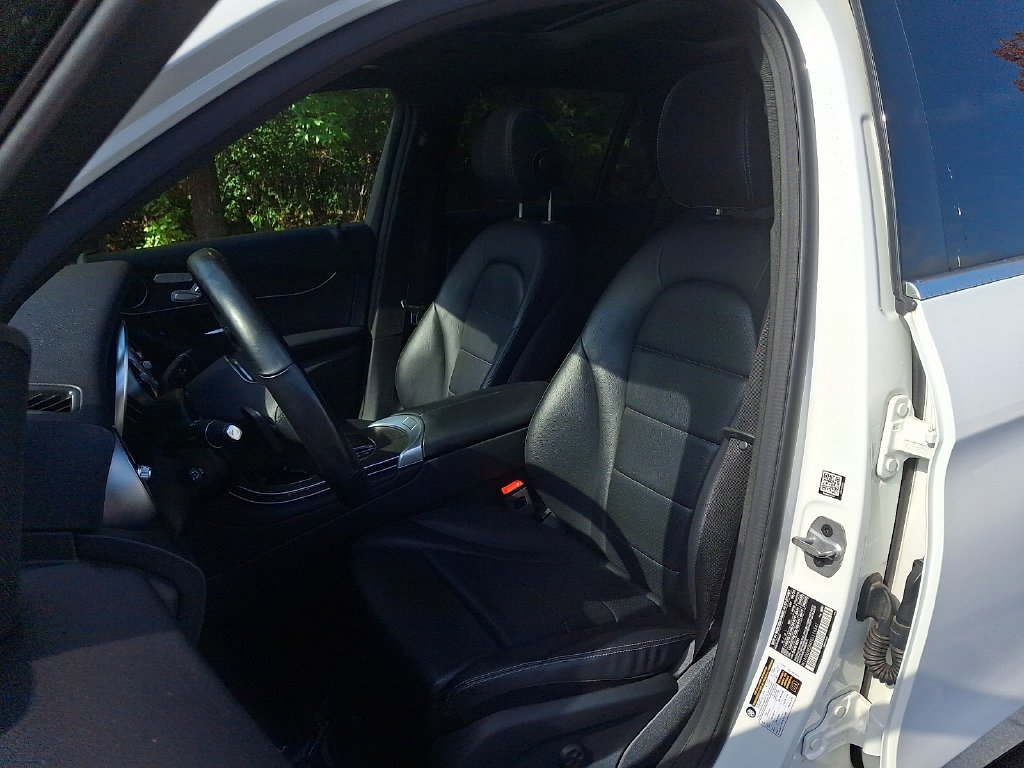 Certified Used 2022  Mercedes-Benz GLC 300 image 13