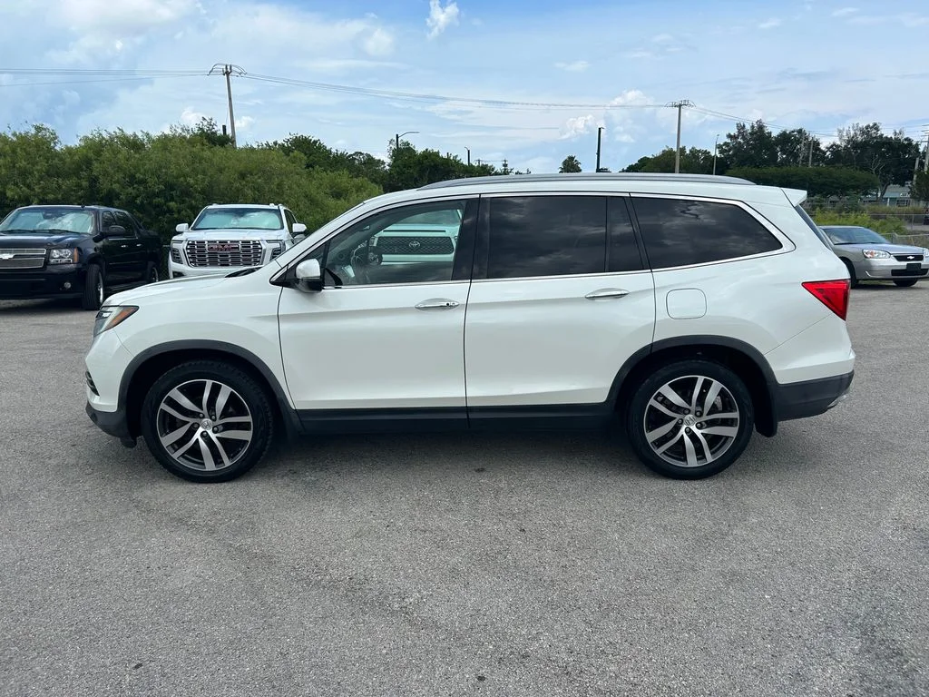 Used 2017  Honda Touring image 12