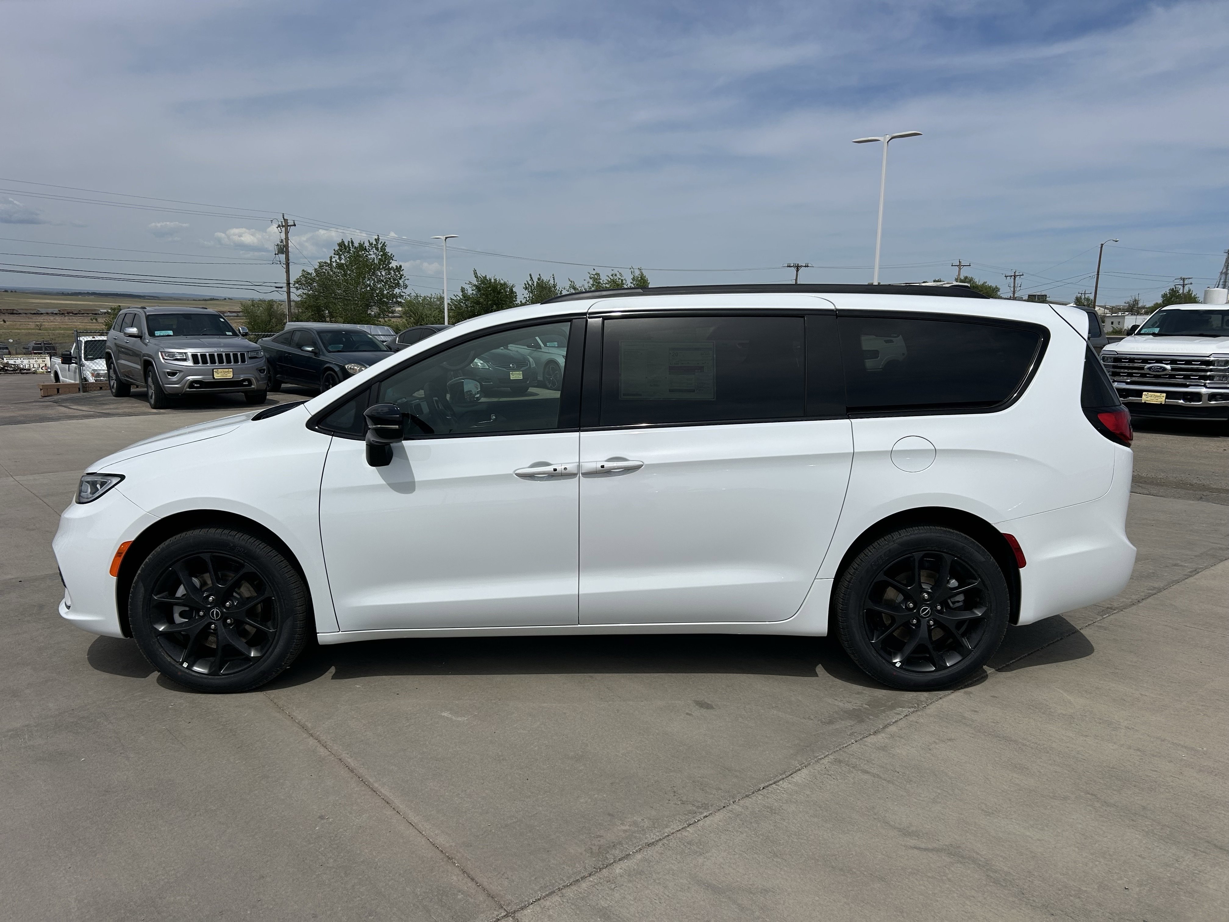 New 2026 Bright White Clearcoat Chrysler Select image 6