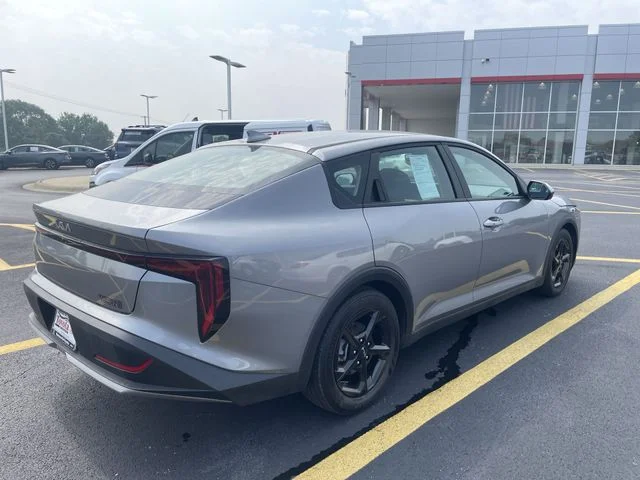 2025 Kia K4 LXS - Photo 34