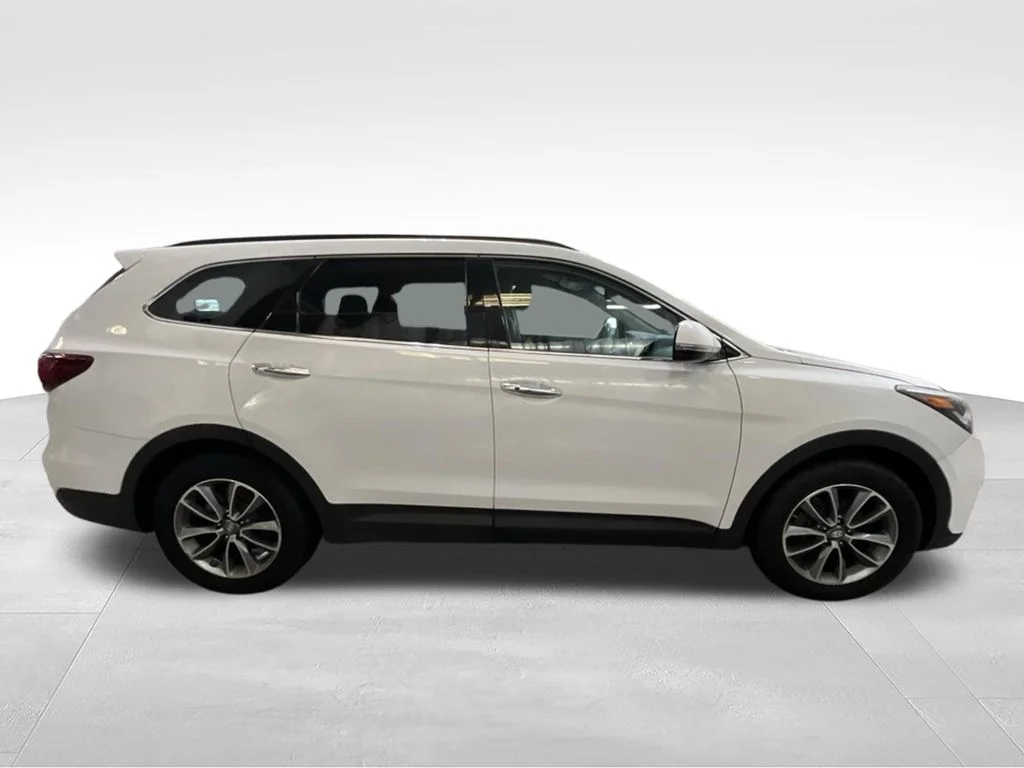 Used 2019 White Hyundai SE image 6
