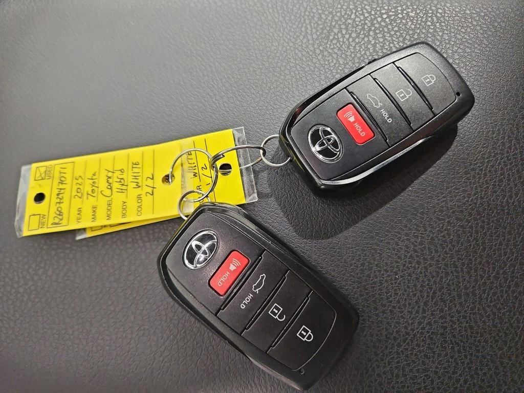 Used 2025  Toyota  image 27