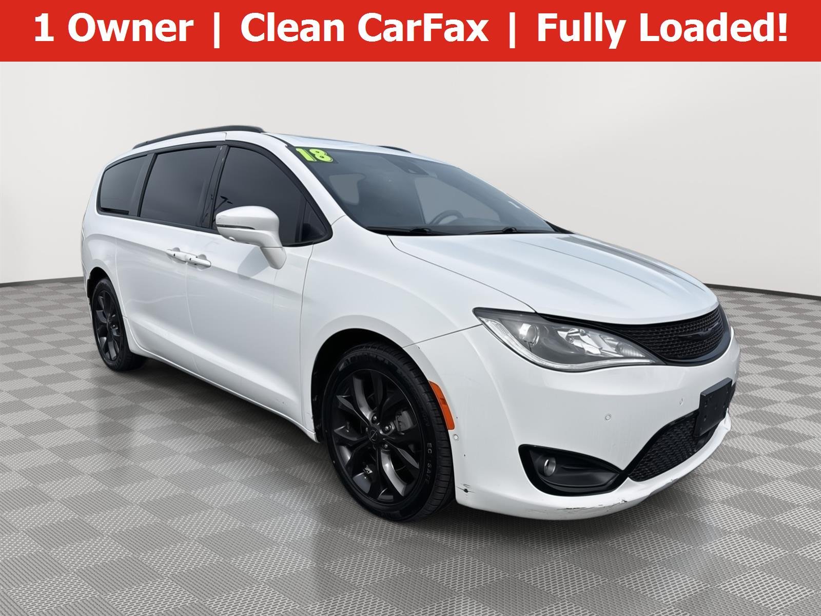 Used 2018 Bright White Clearcoat Chrysler Limited image 1