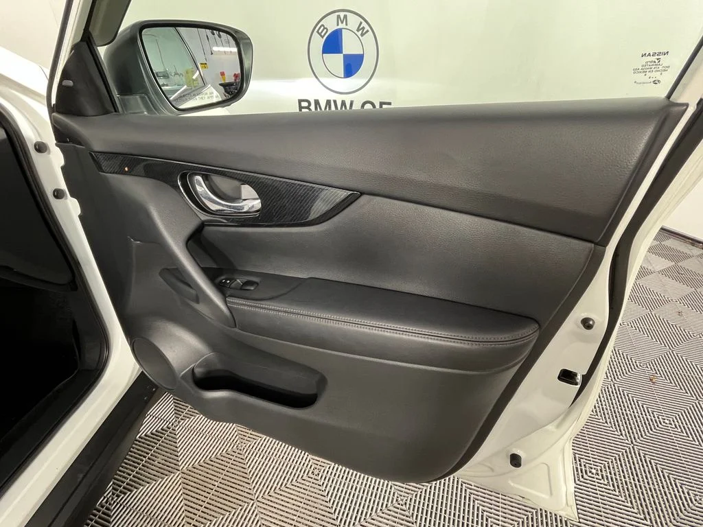 Used 2020 White Nissan SL image 25