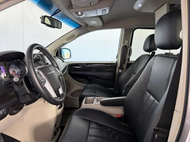 Used 2013 White Chrysler Touring image 10