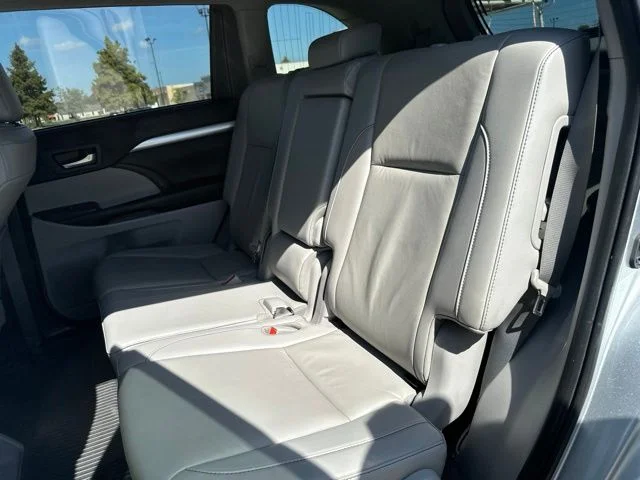 Used 2019 Silver Toyota XLE image 22