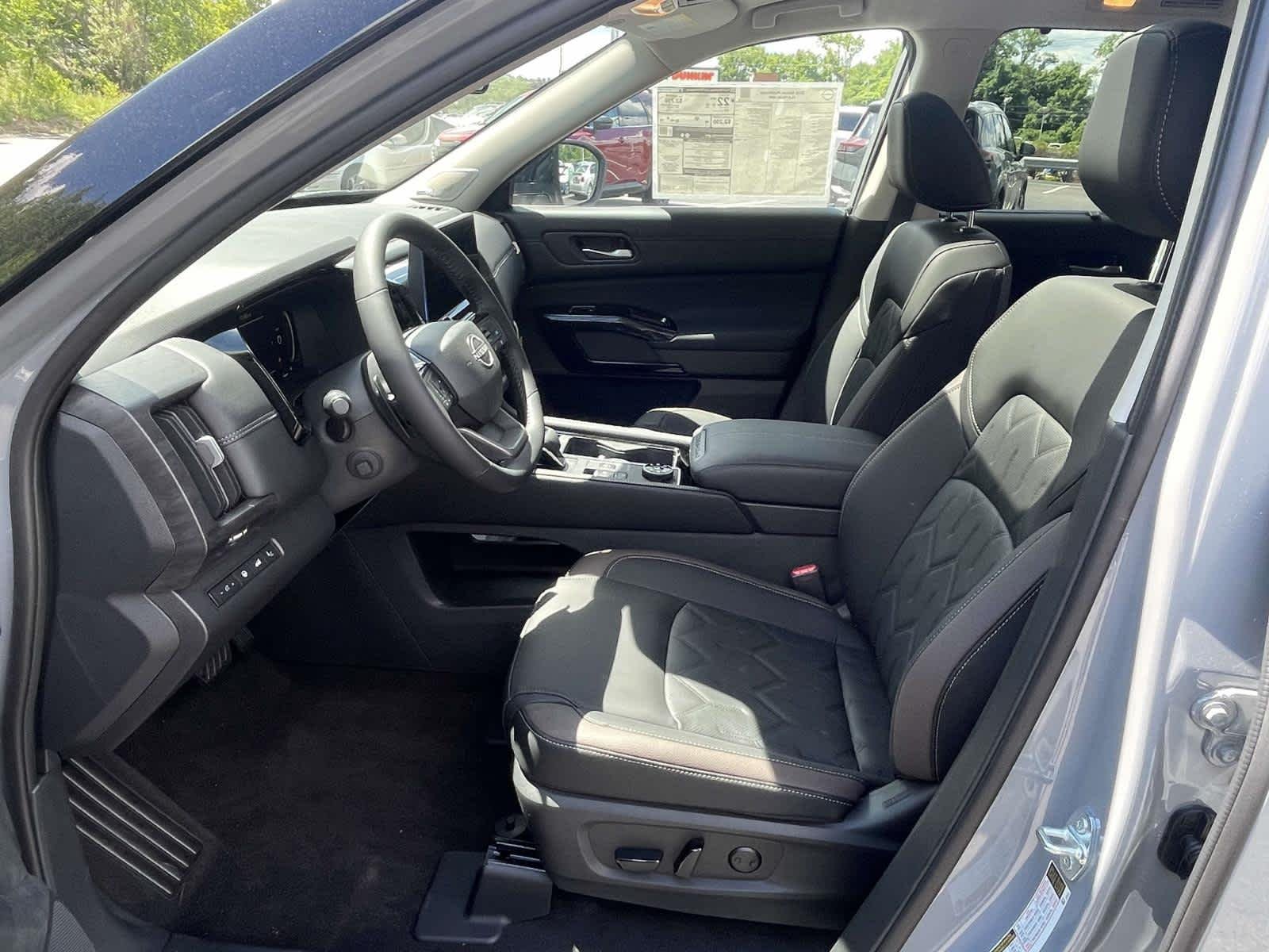New 2026 Boulder Gray Pearl/Super Black Nissan Platinum image 16