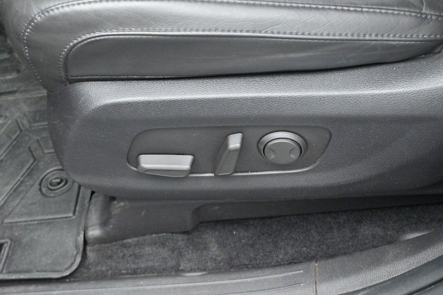 Used 2022 Snow White Pearl Kia LXS image 13