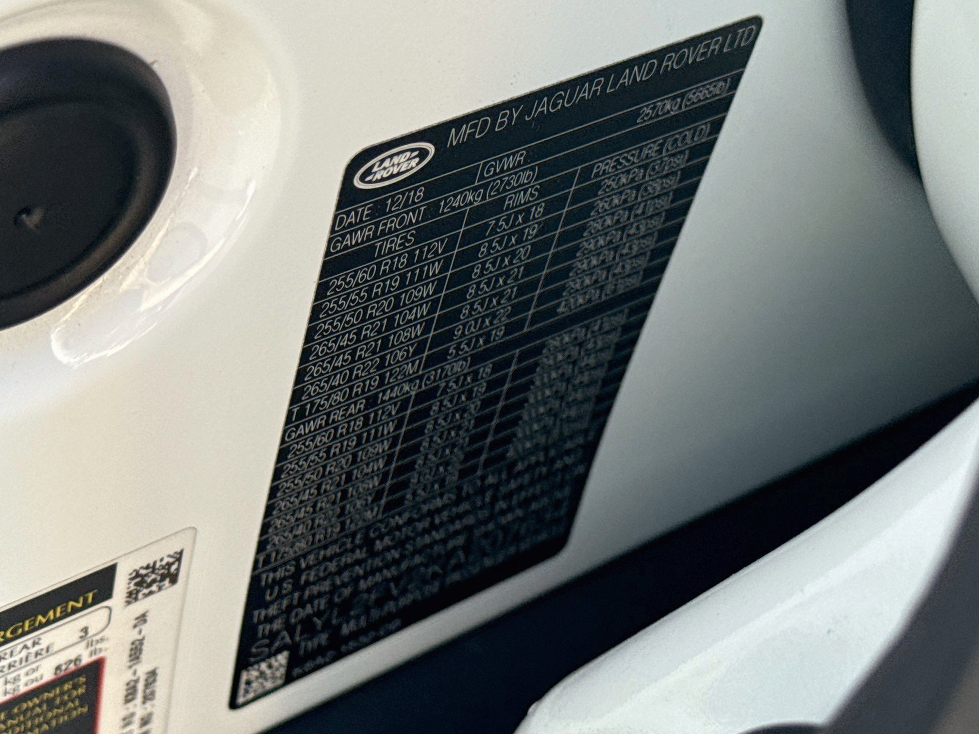 Used 2019 White Land Rover R-Dynamic SE image 43