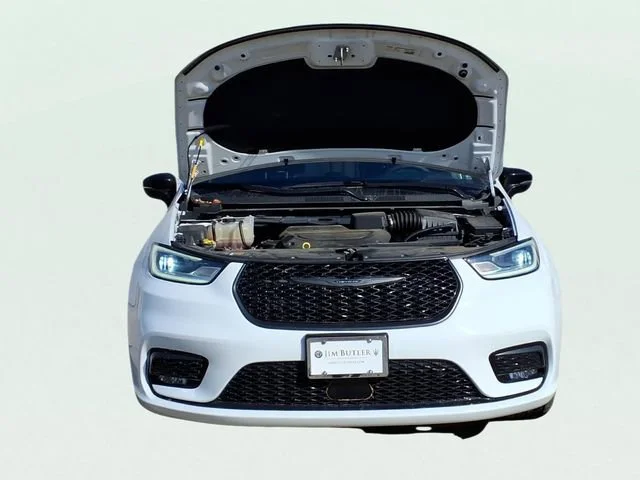 Used 2025  Chrysler Limited image 26