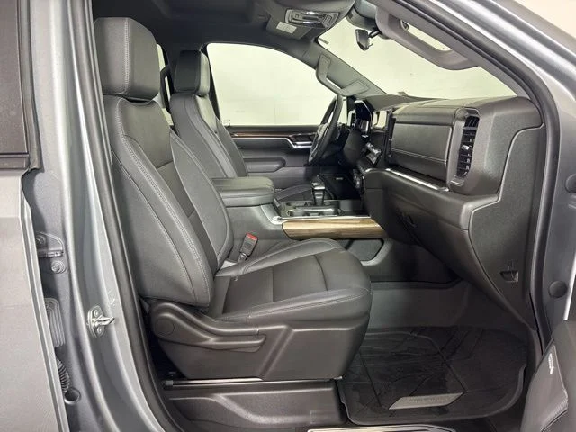 Used 2023  Chevrolet RST image 4