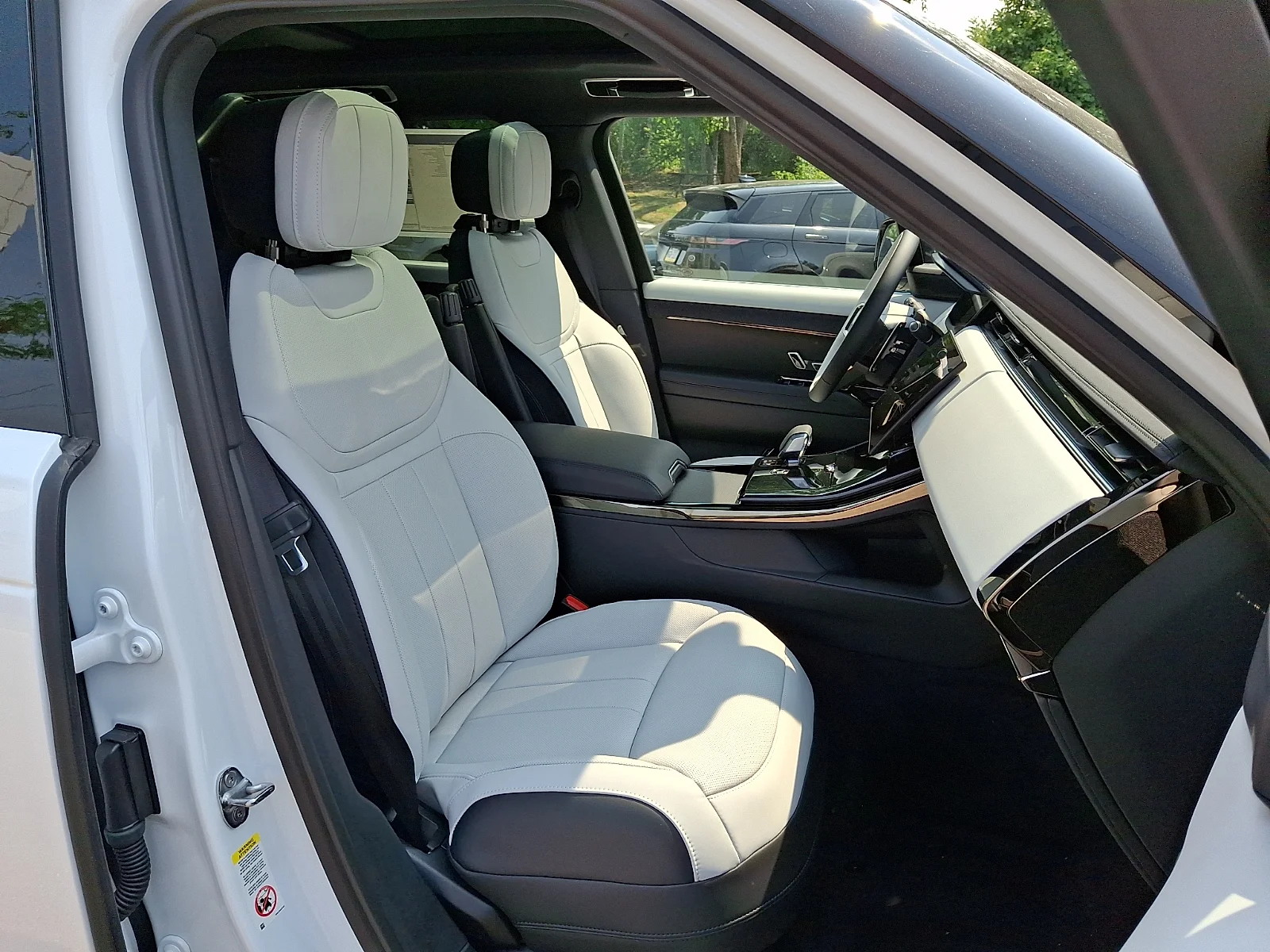 New 2026 Ostuni Pearl White Land Rover P400 Dynamic SE image 3