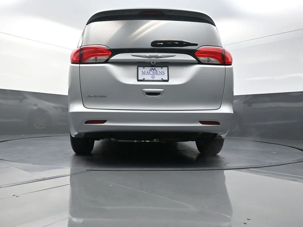 Used 2022 Silver Chrysler LX image 28