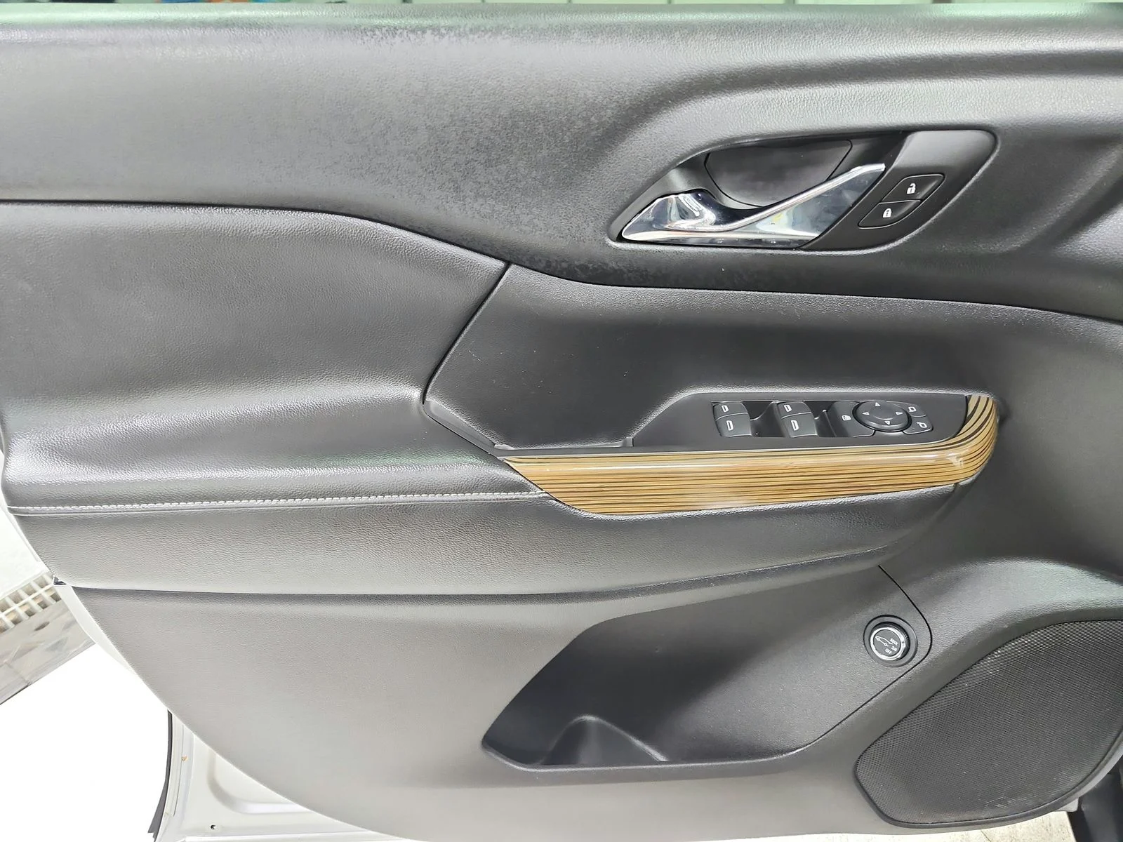Used 2018 Silver GMC SLE-2 image 33