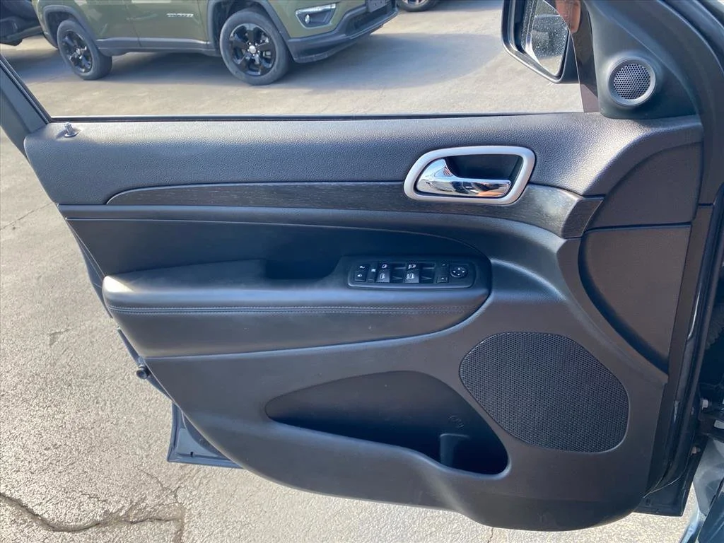 Used 2018 Rhino Clearcoat Jeep Altitude image 22