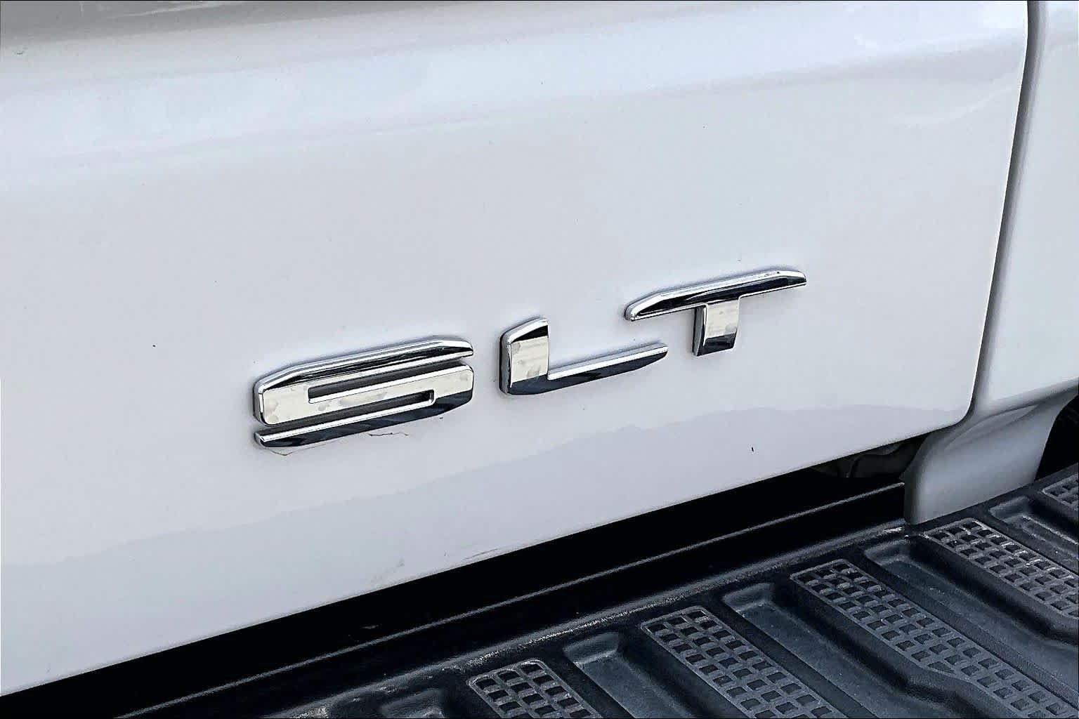 Used 2022 White Frost Tricoat GMC SLT image 10