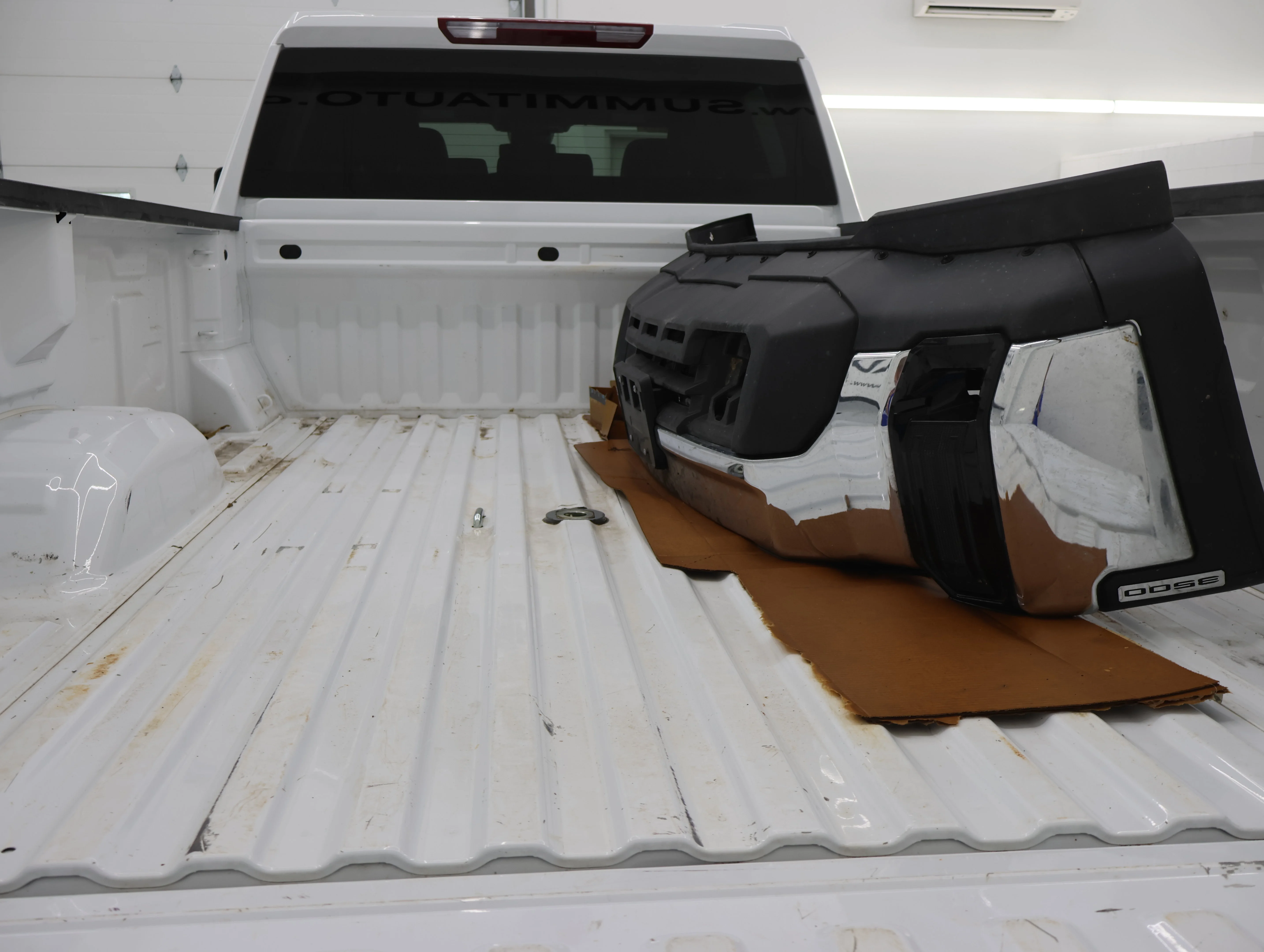 Used 2025 Summit White GMC SLE image 31