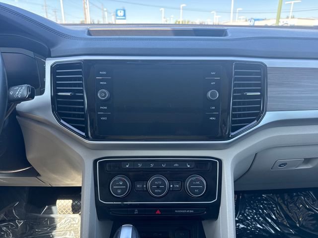 Used 2022 Deep Black Pearl Volkswagen 3.6L V6 SEL image 23