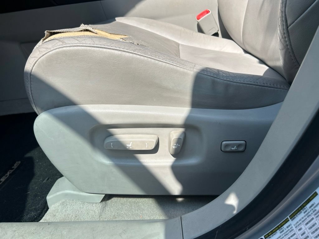 Used 2011 White Lexus  image 17