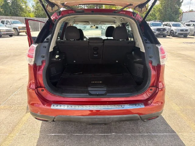Used 2016 Red Nissan SV image 9