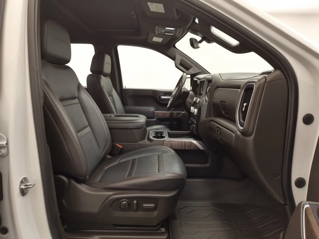 Used 2021 White Frost Tricoat GMC Denali image 30