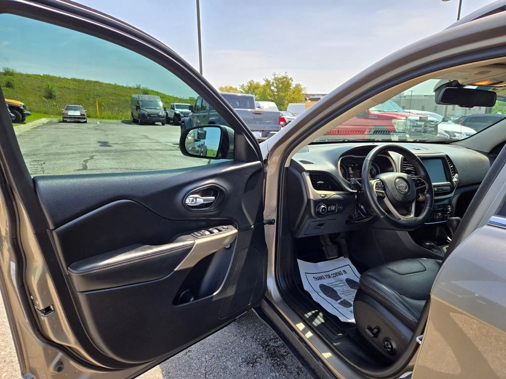 Used 2018 Beige Jeep Limited image 11