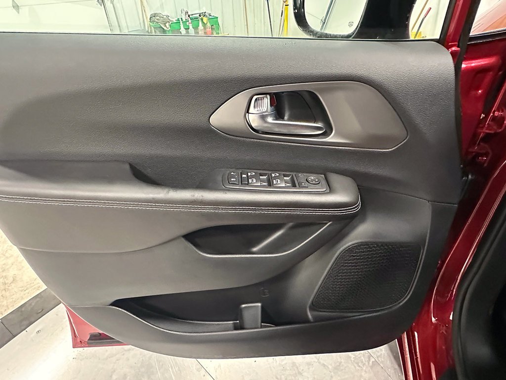 Used 2027 Red Chrysler Wheelchair Accessible-LX image 21
