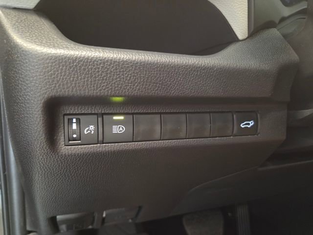 Used 2025 Silver Sky Metallic Toyota XLE Premium image 28