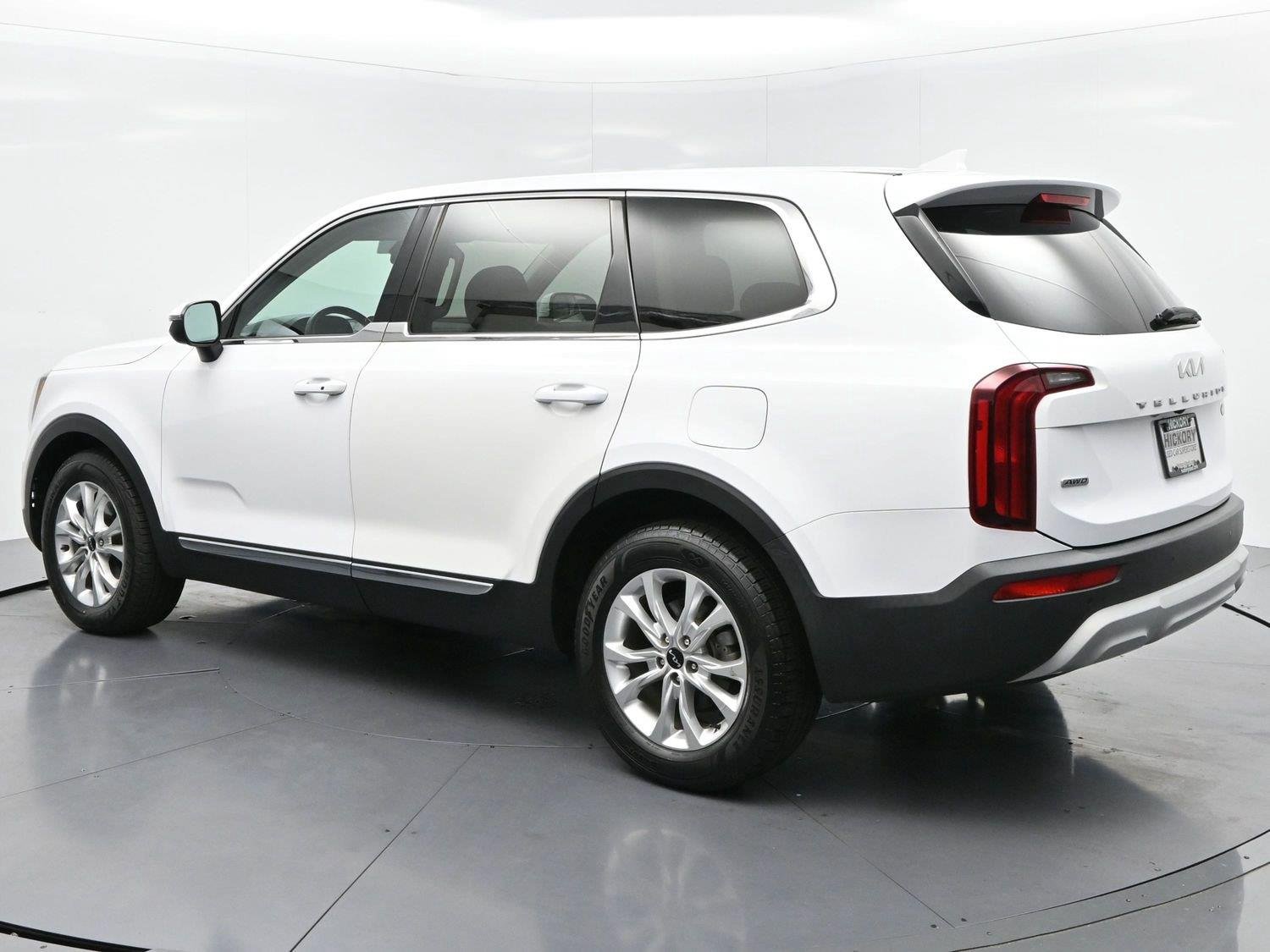 Used 2022 Glacial White Pearl Kia LX image 5