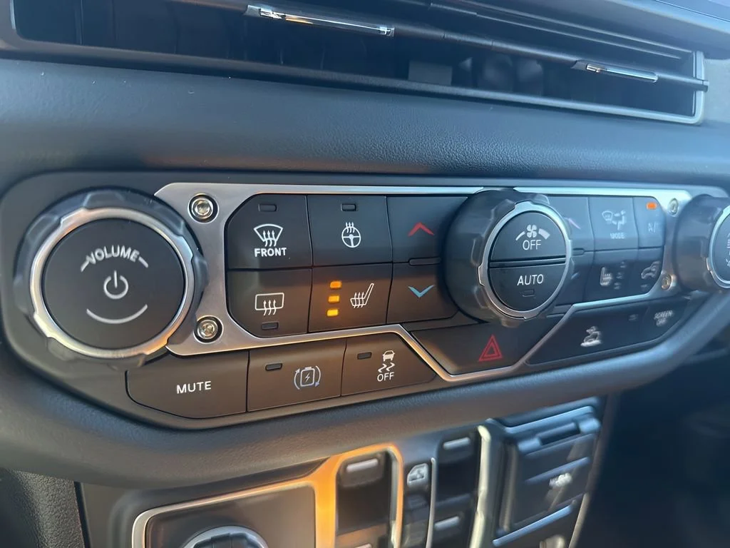 Used 2025 Gray Jeep Sahara image 21