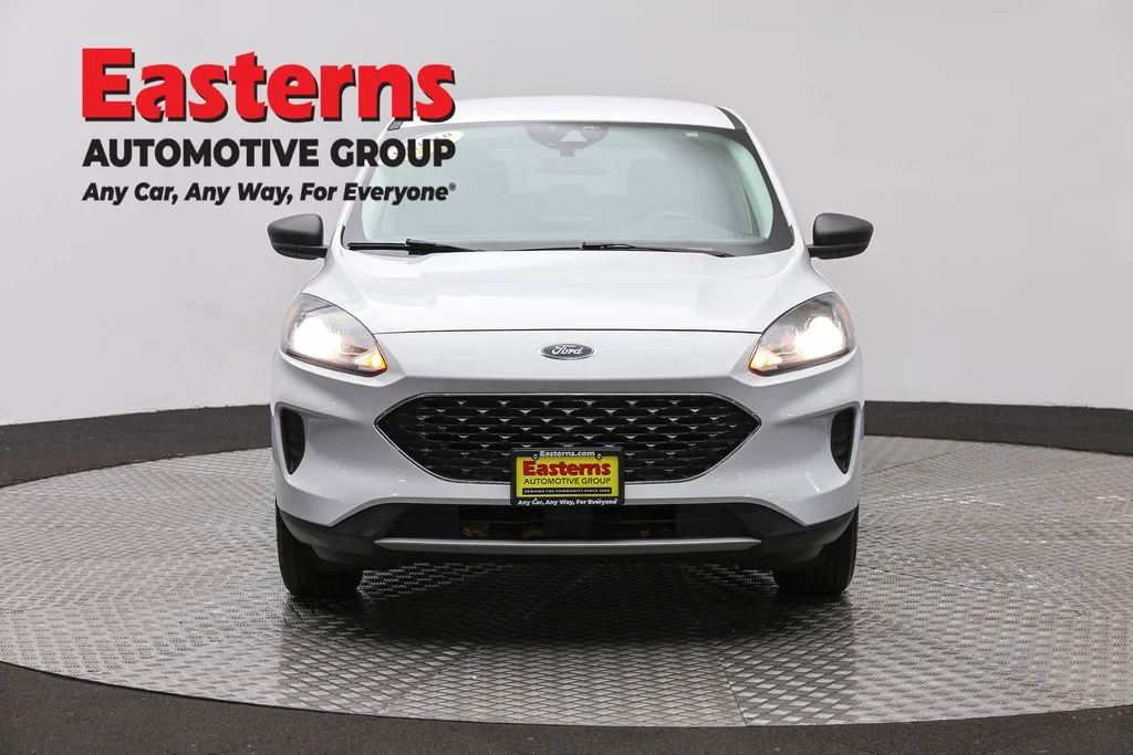 Used 2022 White Ford SE image 2