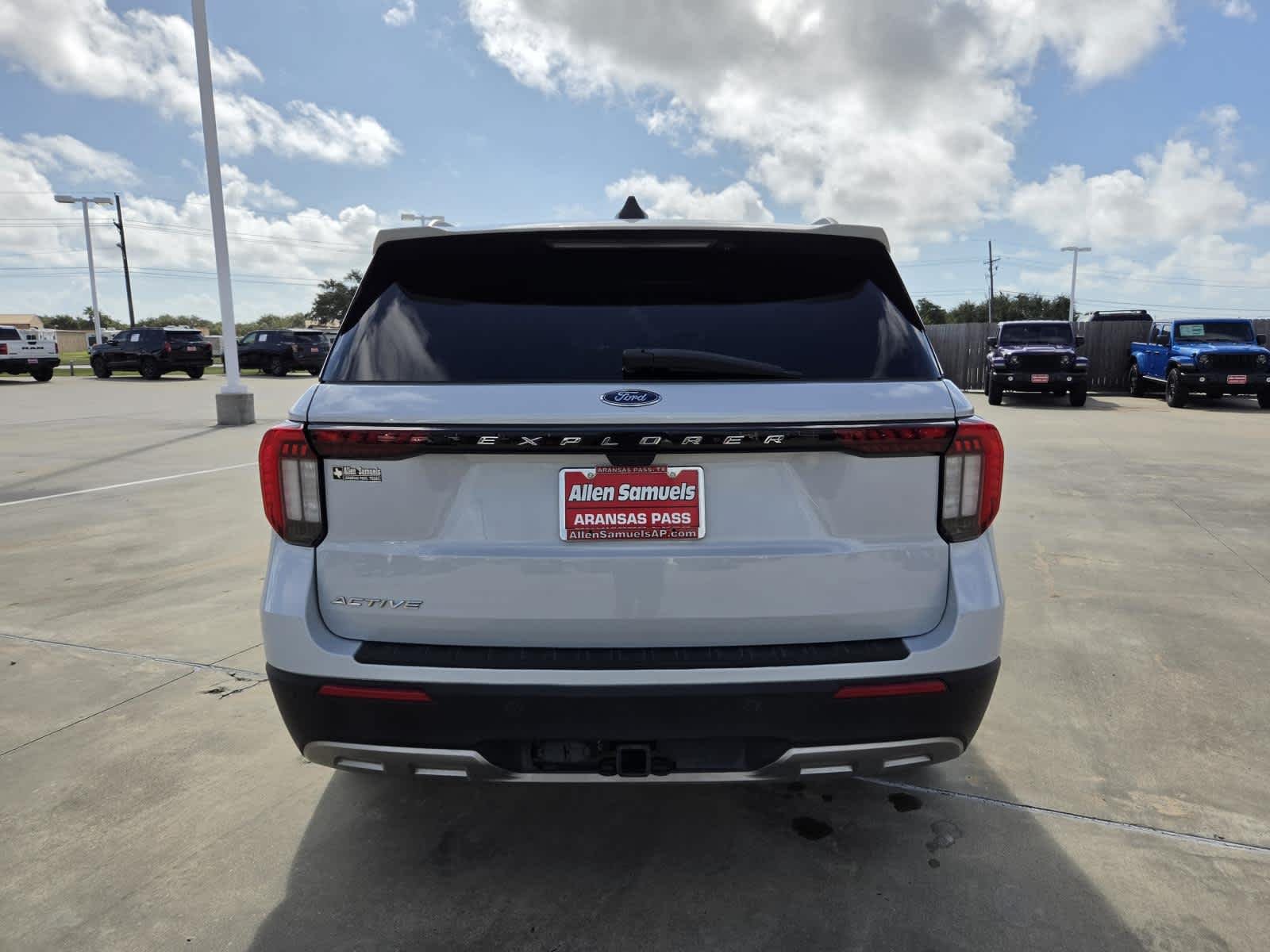 Used 2025 Space White Metallic Ford Active image 4
