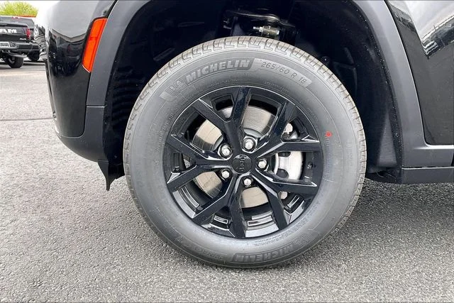 New 2026 Diamond Black Crystal Pearl-Coat Exterior Paint Jeep Laredo image 12