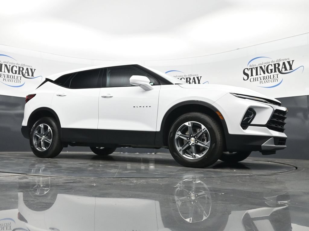 Used 2025 Summit White Chevrolet 2LT image 29