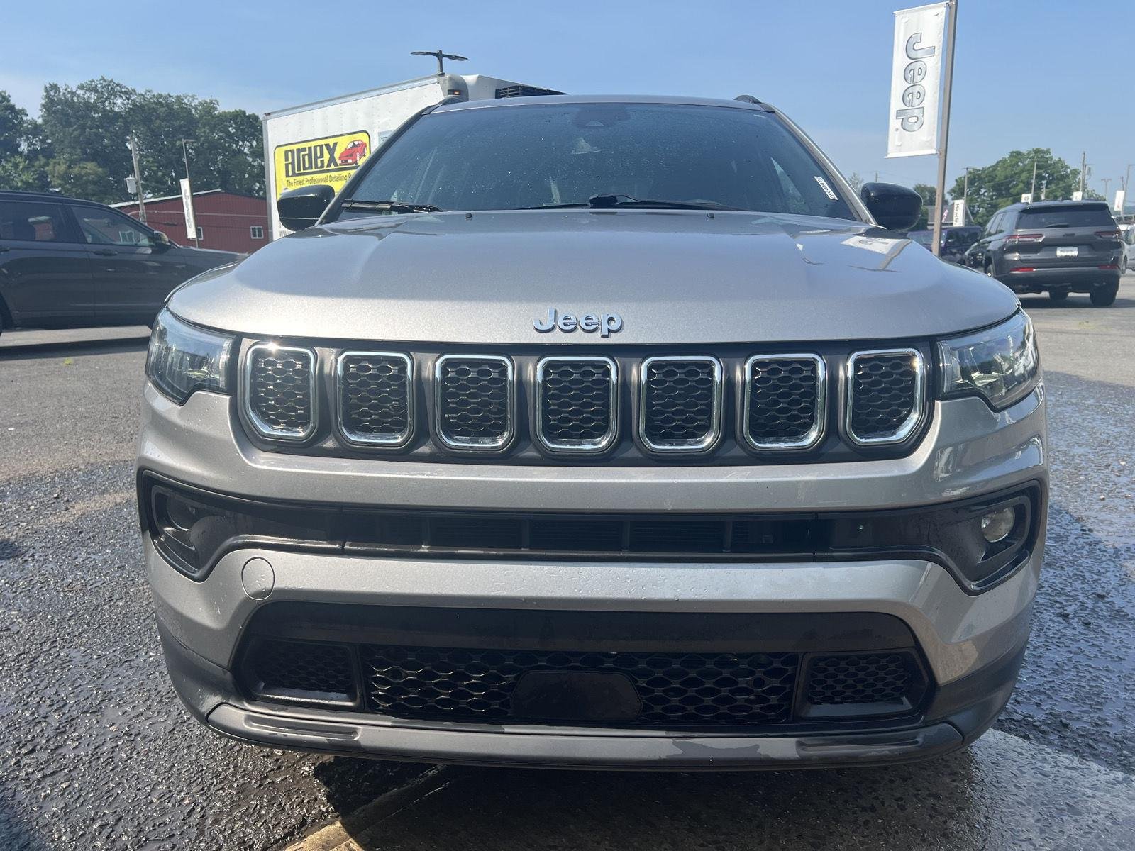 Used 2023 Billet Silver Metallic Clearcoat Jeep Latitude Lux image 7