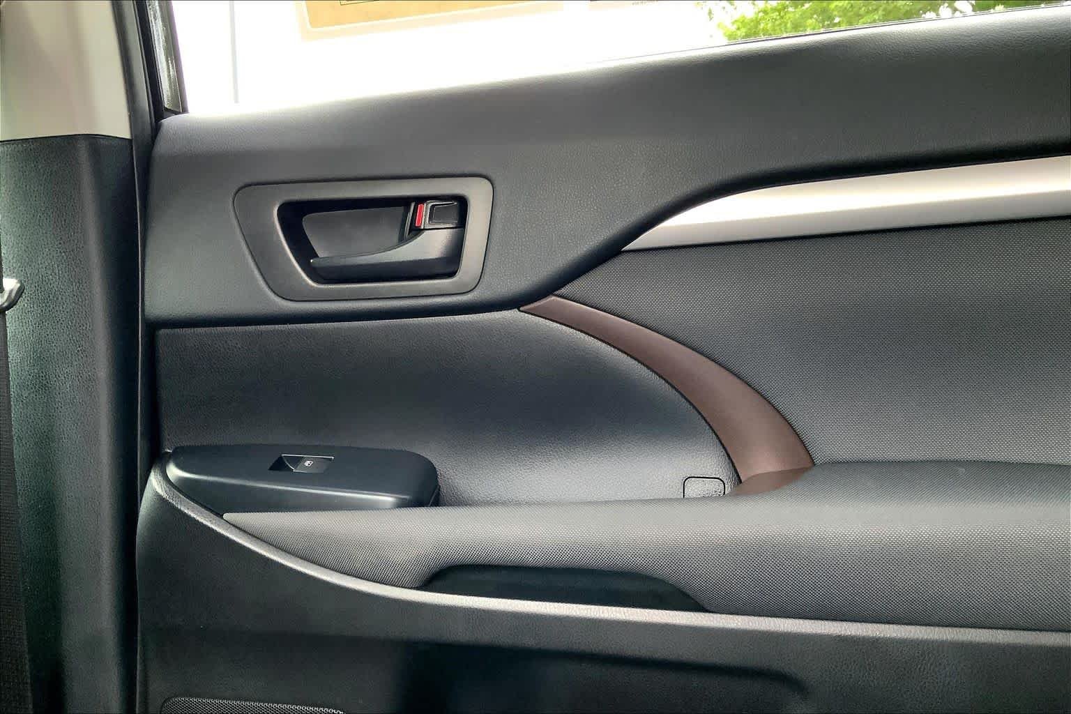 Used 2019 Midnight Black Metallic Toyota LE image 36