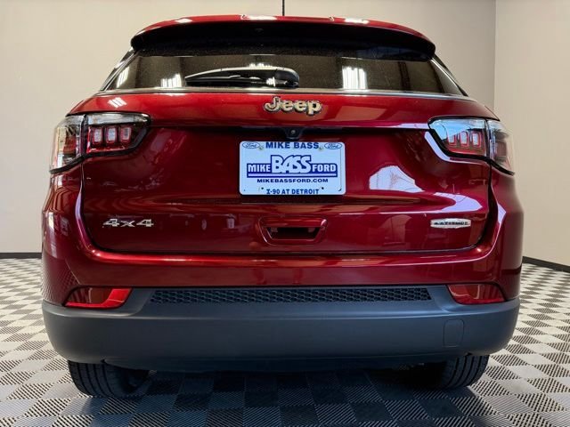 Used 2022 Velvet Jeep Latitude image 10