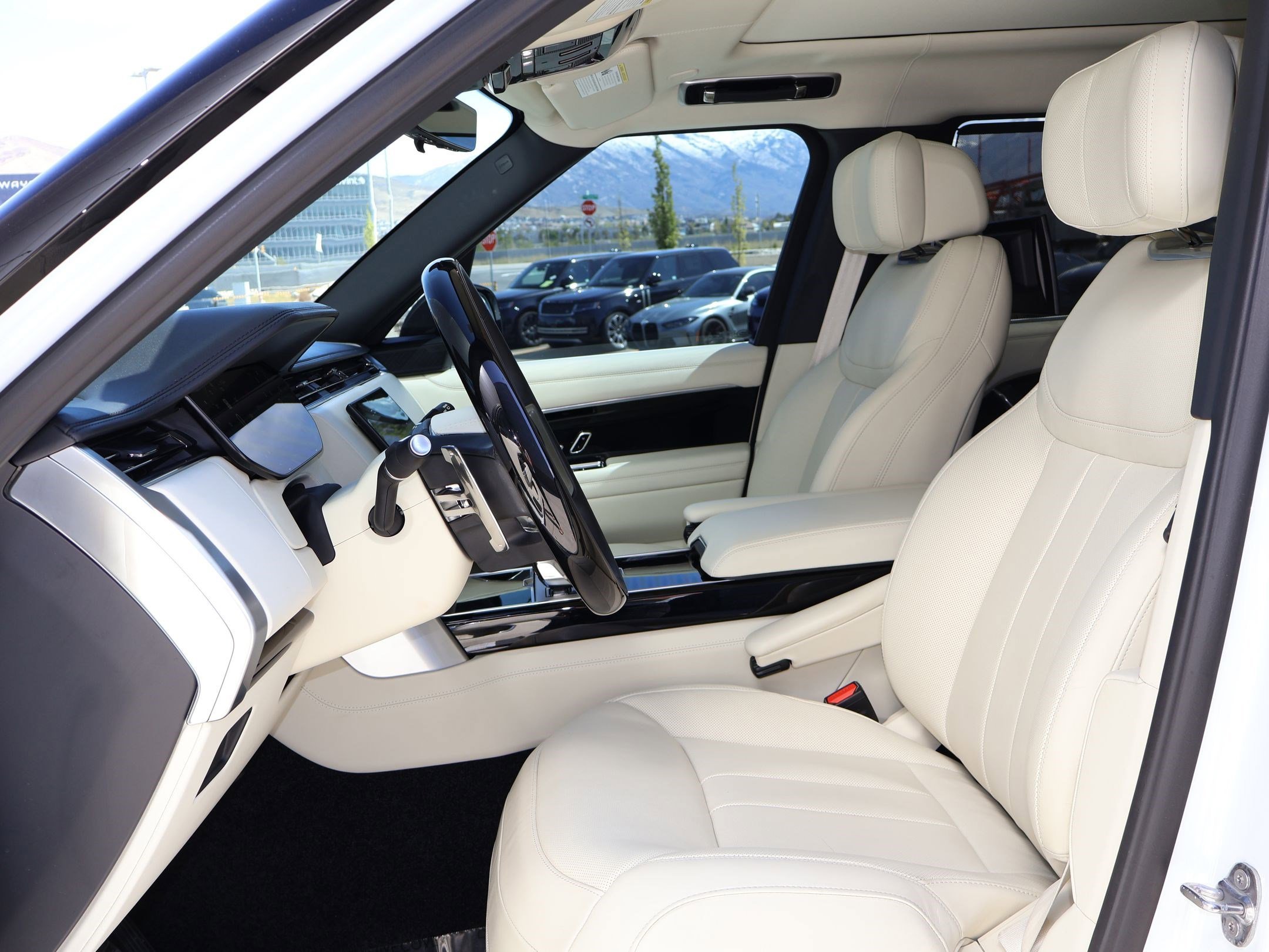 Certified Used 2025 Fuji White Land Rover Autobiography image 21