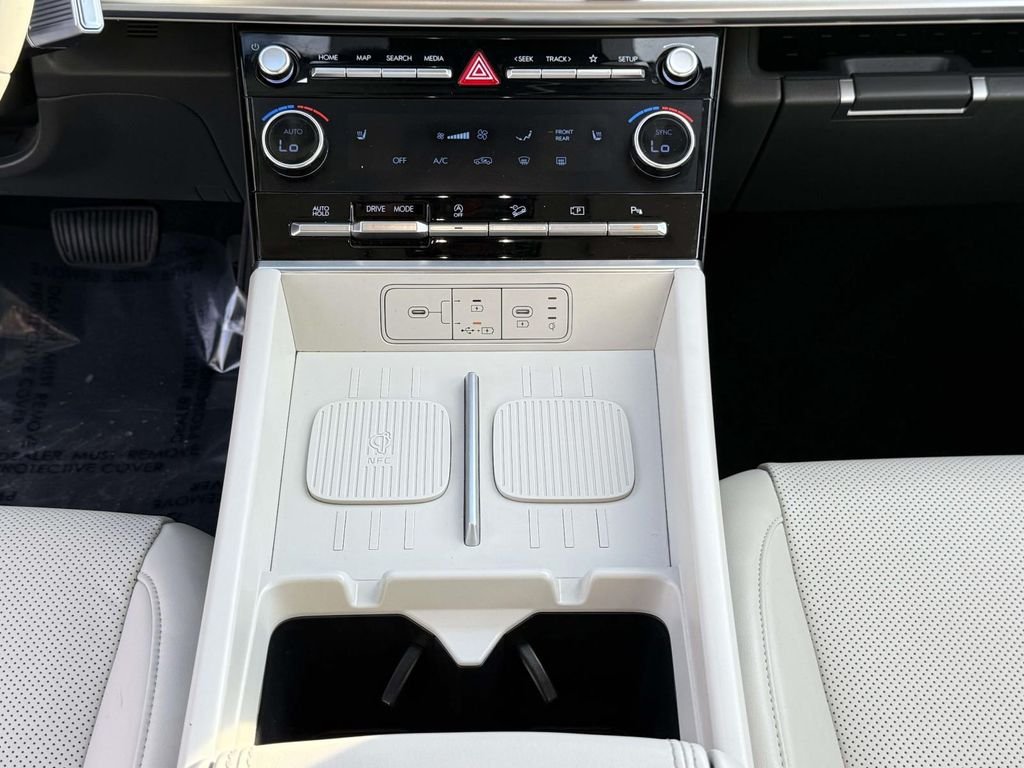 Used 2025 White Hyundai SEL image 21