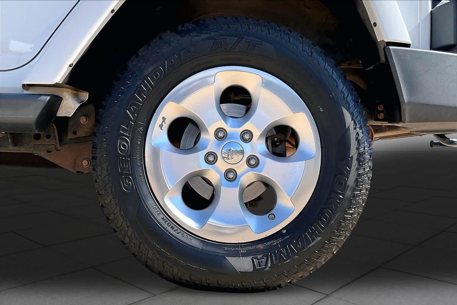 Used 2013 Bright White Jeep Sahara image 9
