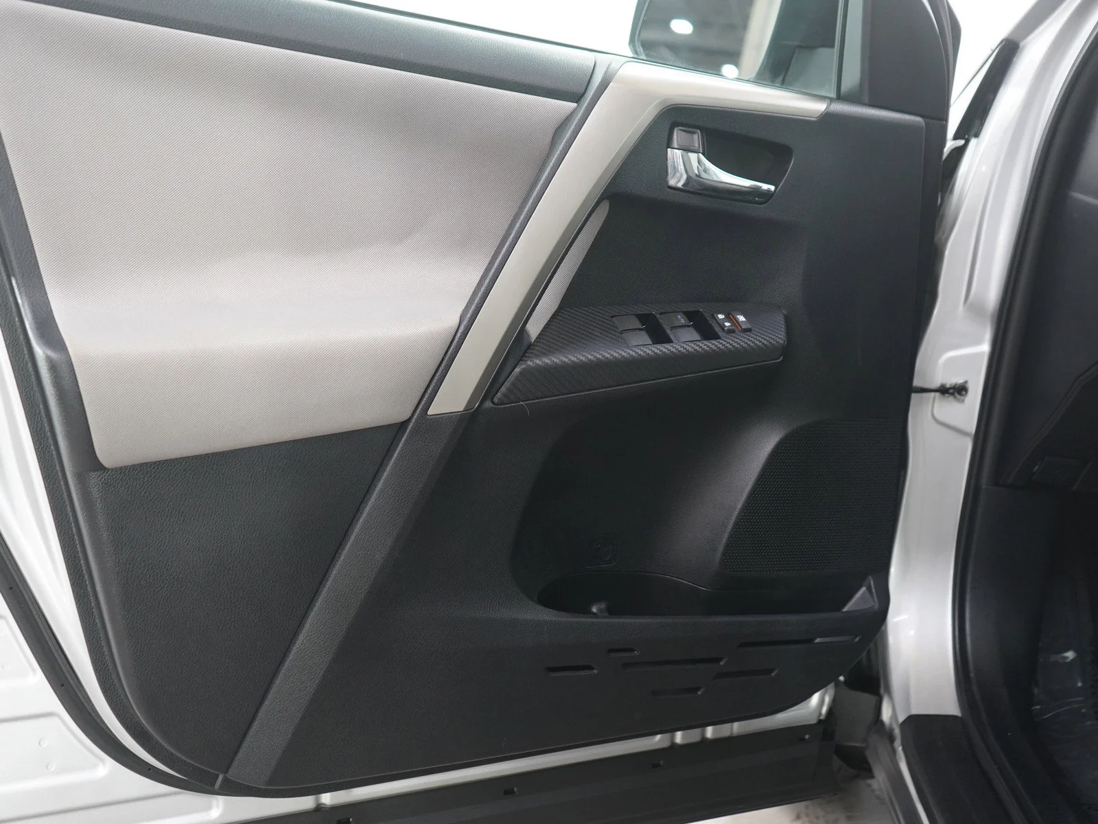 Used 2015  Toyota XLE image 18