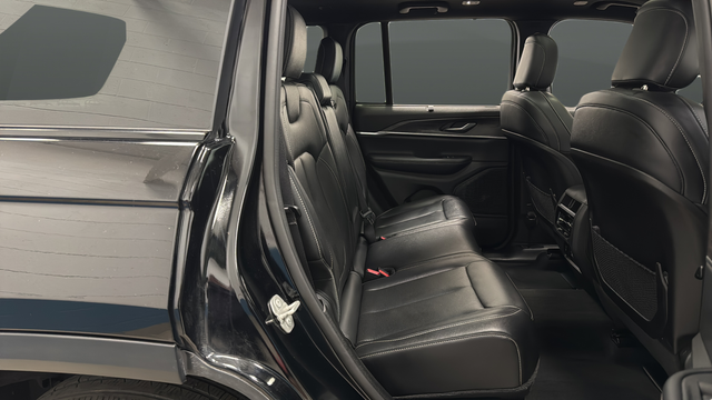 Used 2024 Diamond Black Crystal Pearlcoat Jeep Limited image 24